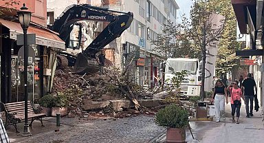 Bina yıkımında molozlar sokağı kapattı
