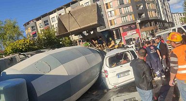 Bingöl'de beton mikseri aracın üzerine devrildi: 1 yaralı