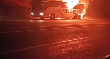 Bingöl'de yolcu otobüsü seyir halindeyken alev topuna döndü