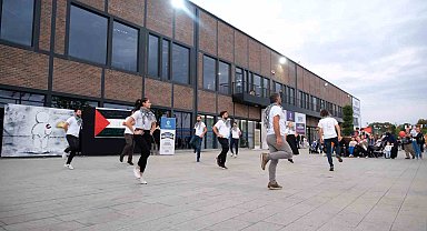 Bir anda ortaya çıkıp, Filistin için dans ettiler