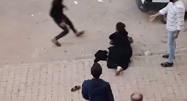 Bir köşede kadınlar diğer köşede erkekler kavga etti