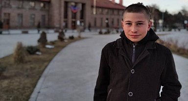 Boğazından bıçakla yaralandı