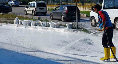 Boya kutuları yola saçıldı, yol beyaza boyandı