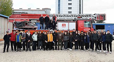 Bozüyük Belediyesi İtfaiyesi'nden Afetlere Hazırlık Kulübü öğrencilerine yangın eğitimi