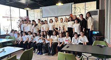 Bu kafede İngilizce öğreniyorlar