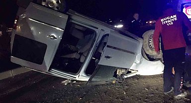 Burdur-Antalya karayolunda hafif ticari araç takla attı: 2 yaralı