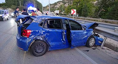 Burdur'da kontrolden çıkan otomobil önce bariyere sonra traktöre çarptı: 5 yaralı
