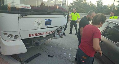 Burdur'da otomobil ile belediye otobüsü çarpıştı: 1 yaralı