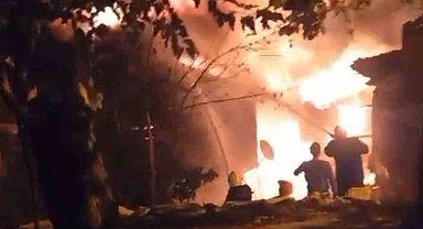 Bursa'da 3 ev alevlere teslim oldu