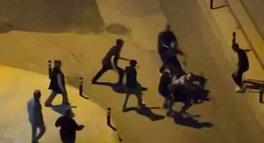 Bursa'da 5 kişinin 1 kişiyi darp ettiği anlar kamerada