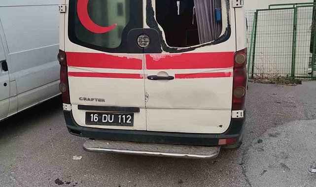 Bursa'da akılalmaz olay : Hastaneye ait ambulansın ve güvenlik kulübesinin camlarını kırdılar