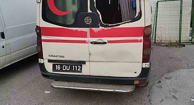 Bursa'da akılalmaz olay : Hastaneye ait ambulansın ve güvenlik kulübesinin camlarını kırdılar