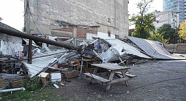 Bursa'da arsa sahibi kiracısının dükkanına ekskavatörle daldı