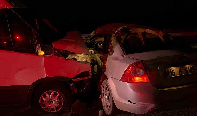 Bursa'da otomobil kamyonet ile çarpıştı: 2 yaralı