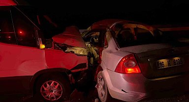 Bursa'da otomobil kamyonet ile çarpıştı: 2 yaralı