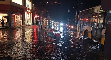 Bursa'da sağanak cadde ve sokakları göle çevirdi