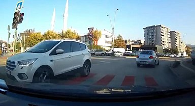 Bursa'da ters yönde ilerleyen otomobil kamerada