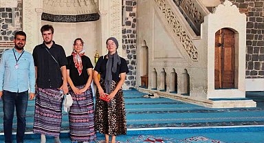 Bursa'dan sonra Diyarbakır Ulu Cami'de yabancı turistler etek giydi