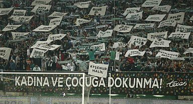 Bursaspor taraftarları öldürülen kadınların isimleri yazılı pankart açtı