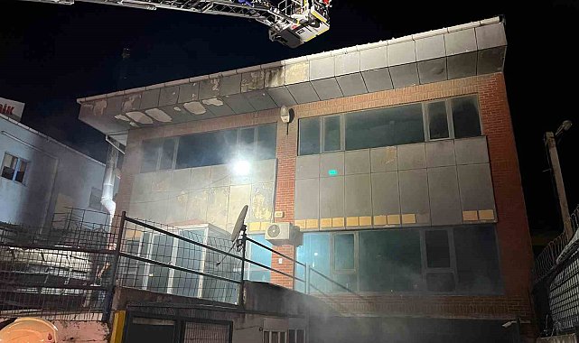 Büyükçekmece'de 3 katlı iş yerinde korkutan yangın