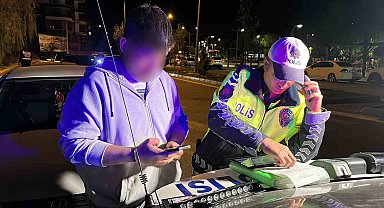 Çakarlı araçta ehliyetsiz yakalandı