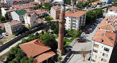 Cami ve köprülerin yıkıldığı selde bile yıkılmayan 800 yıllık Eğri Minare
