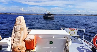 Çanakkale Boğazı'nda içinde 2 kişinin bulunduğu tekne kurtarıldı