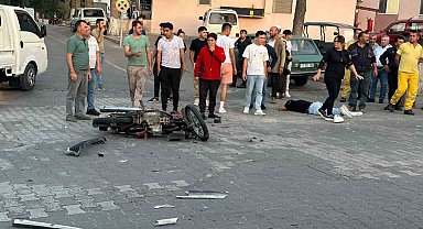 Çanakkale'de otomobil ile motosiklet çarpıştı: Kaza anı güvenlik kamerasına yansıdı