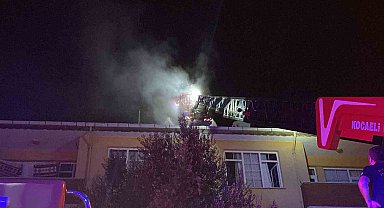 Çatıdaki yangın mahalleliyi sokağa döktü