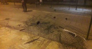 Çaycuma'da hızını alamayan otomobil tel çitlere zarar verdi