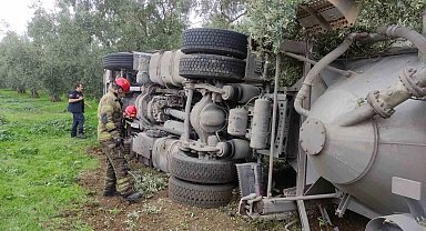 Çimento yüklü tanker devrildi