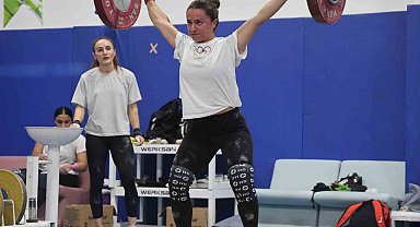 Çocuk evlerinde büyüyen kardeşler, halterde altın madalya getiriyor