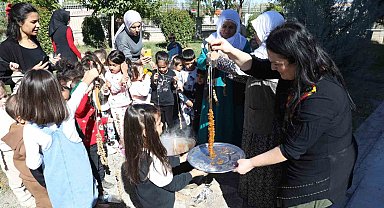 Çocuklar bağ bozumu ve bulamaç etkinliğinde bir araya geldi