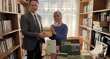 Çocukluk hayalini gerçeğe dönüştürdü, öğrencilere kitap sevgisini aşılıyor
