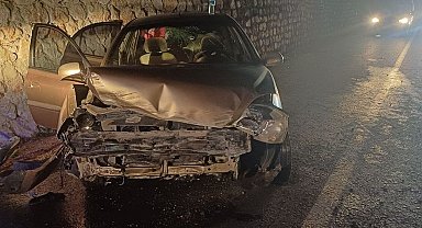 Çorum'da otomobil istinat duvarına çarptı: 3 yaralı