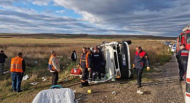 Çorum'da tır ile işçi servisi çarpıştı: 1 ölü, 14 yaralı