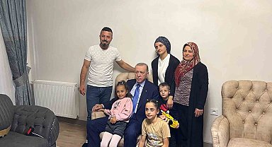 Cumhurbaşkanı Erdoğan, yeni yuvasına kavuşan aileyi evinde ziyaret etti