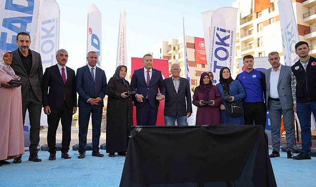 Cumhurbaşkanı Erdoğan'ın katılımıyla Kilis'te 495 deprem konutunun kurası çekildi