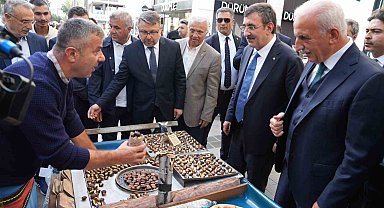 Cumhurbaşkanı Yardımcısı Yılmaz Ümraniye'de esnafla bir araya geldi