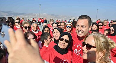 Cumhuriyet için 500 kişi 7'den 70'e zeybek oynadılar