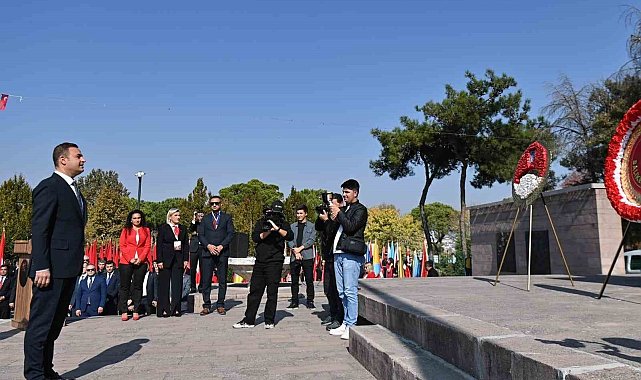 Cumhuriyet'in 101. yılında Atatürk Anıtı'na çelenk sunuldu