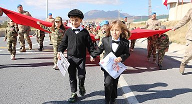 Cumhuriyet'in 101. yılında Tatvan'da minik öğrencilerden coşkulu kutlama