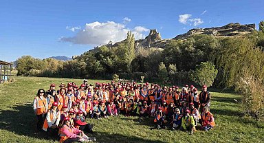 Cumhuriyet'in 101. yılını kutlamak için yola çıkan 101 kadın, Van'ın tarihi turistik yerlerini gezdi