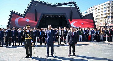 Cumhuriyet'in 101'inci yılı kutlamaları çelenk sunumuyla başladı