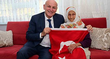 Cumhuriyet'in tarihine tanıklık eden yaşayan çınarlara Türk bayrağı hediyesi