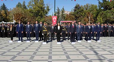 Cumhuriyeti'n kuruluşunun 101.'inci yılı Burdur'da çelenk sunma töreni ile başladı