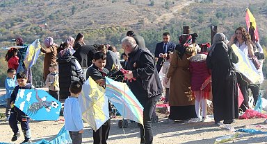 Cumhuriyetin 101'nci yılına özel çocuklara 101 adet uçurtma dağıtıldı