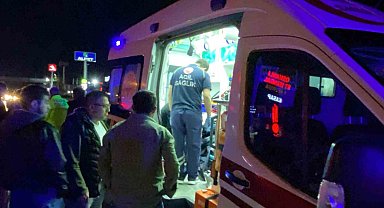 D-100'de motosiklet yayaya çarptı: 2 ağır yaralı