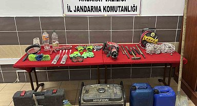 Defineciler kazı yaparken jandarmaya yakalandı