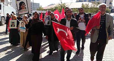 DEM, anneleri evlat nöbetinden vazgeçirmek için şarkı çalıyor